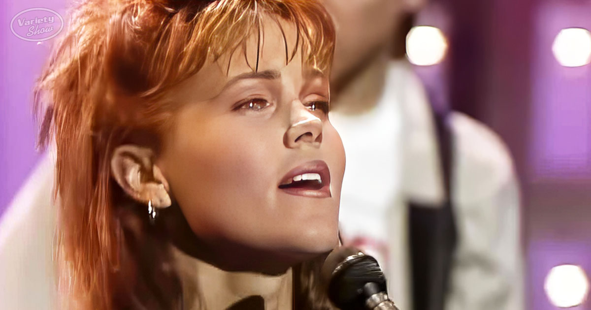 Belinda Carlisle on stage